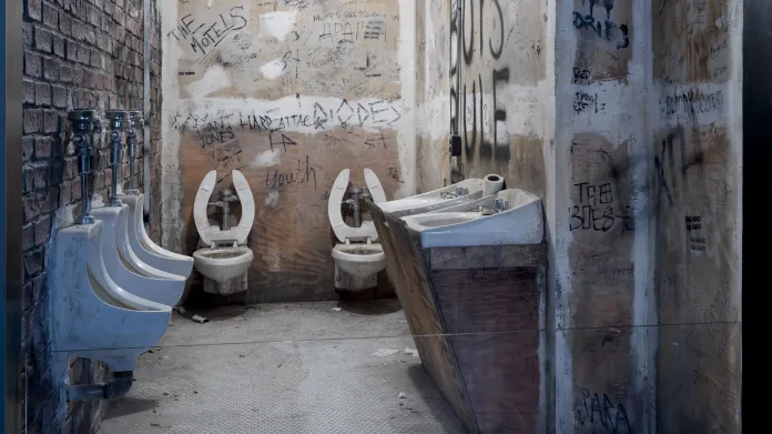 Pohled do galerie / replika záchodků klubu CBGB