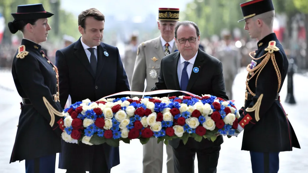 Macron a Hollande pokládají květiny k hrobu neznámého vojína