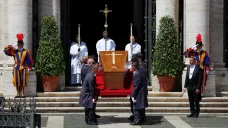 Rakev s tělem papeže Františka u baziliky Panny Marie Sněžné