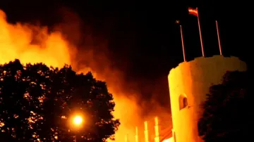 Lotyšský prezidentský palác v plamenech