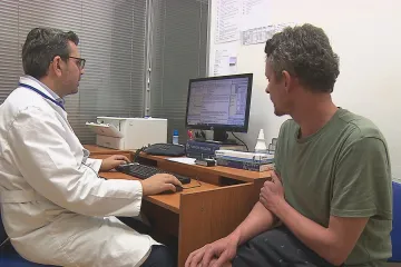 Část pacientů možná čeká méně cest za odbornými doktory. Léky by mohli předepsat i praktici