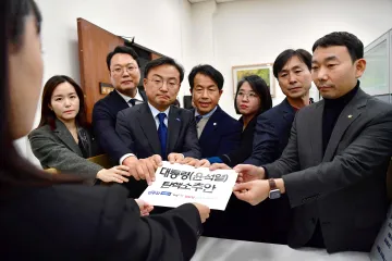 Jihokorejská opozice navrhla kvůli stannému právu odvolání prezidenta