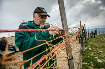 Sněžku chrání před náporem turistů sítě. Správci parku chtějí bojovat i proti kamenným pyramidám