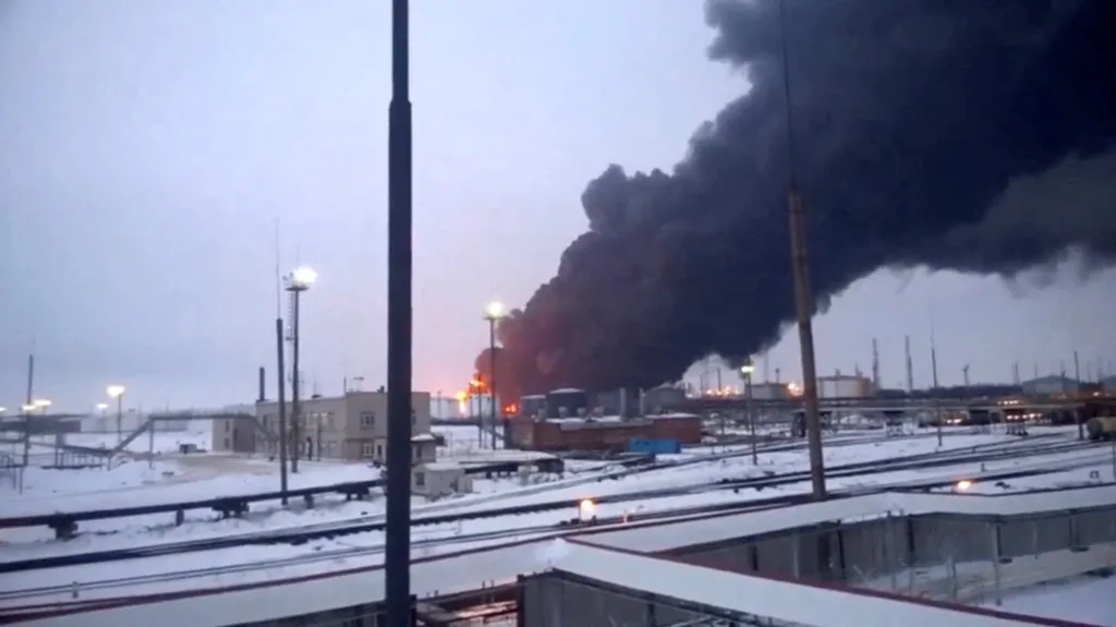 Hořící ruská rafinerie v Rjazani
