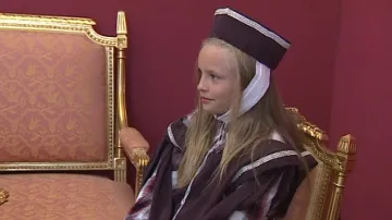 Historii hradu seniorům přiblížily scénky dětí