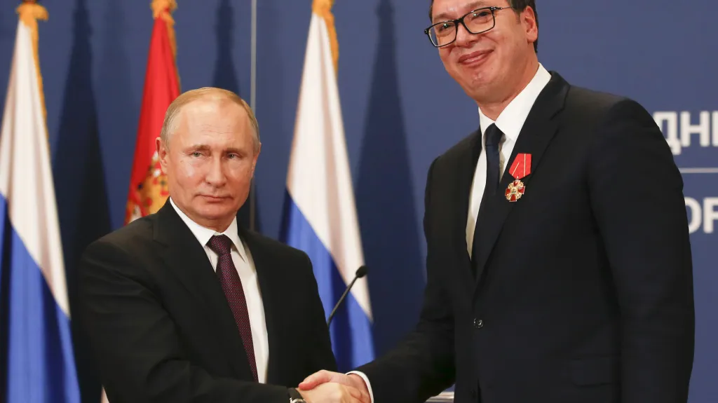 Putin s Vučičem vyznamenaným řádem Alexandra Něvského