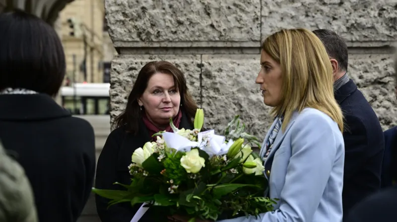 Předsedkyně Evropského parlamentu Roberta Metsolová a rektorka Milena Králíčková před budovou Filozofické fakulty UK