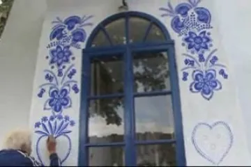 Lidová malérečka zdobí kapličku v Louce