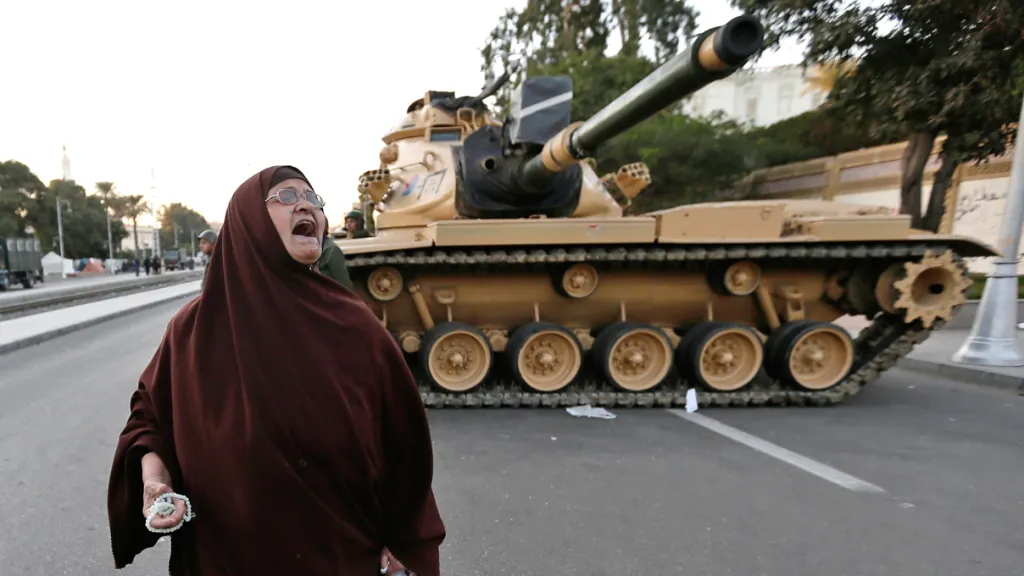 Tanky před prezidentským palácem v Káhiře