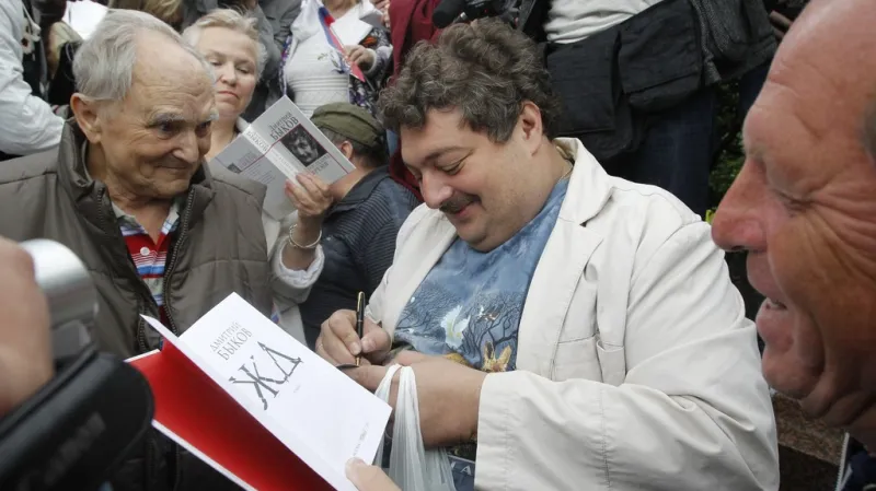 Spisovatel Dmitry Bykov na "lidové promenádě" v Moskvě