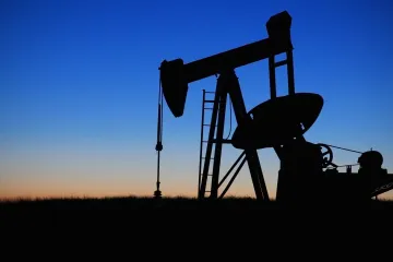 OPEC+ urychlí těžbu ropy, cena prudce klesá