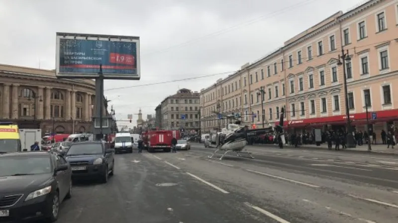 Vrtulník přistál přímo v centru Petrohradu. Dle očitých svědků evakuoval raněné Zdroj: Twitter