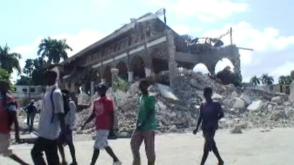 Spadlá budova po zemětřesení