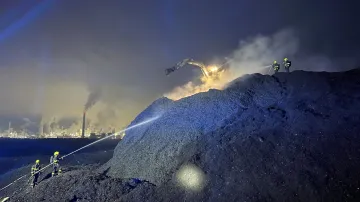 Hasiči zasahují při požáru štěpky na Mostecku