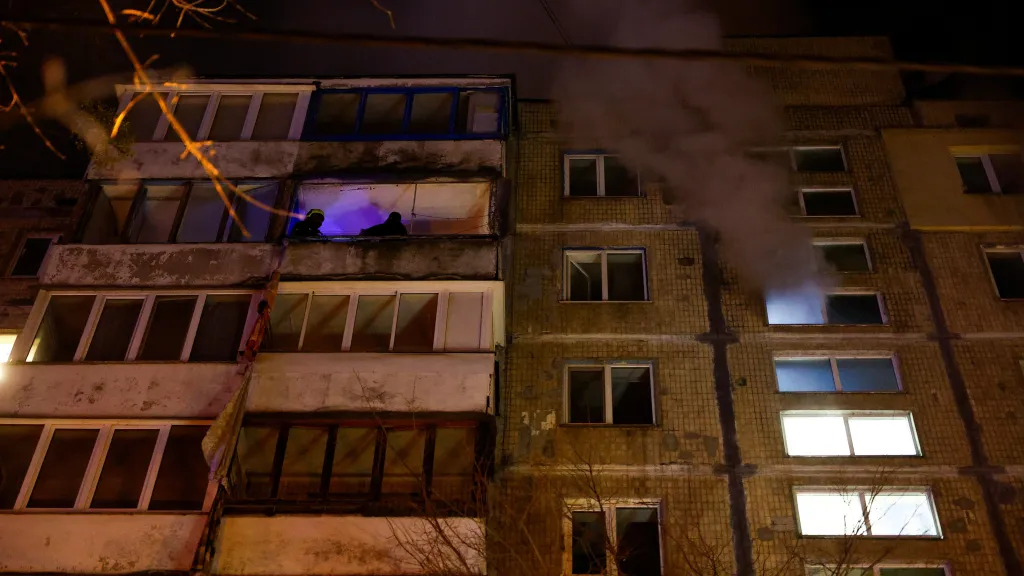 Hasiči zasahují v budově poškozené ruským dronovým útokem na Kyjev (25. listopadu 2025)