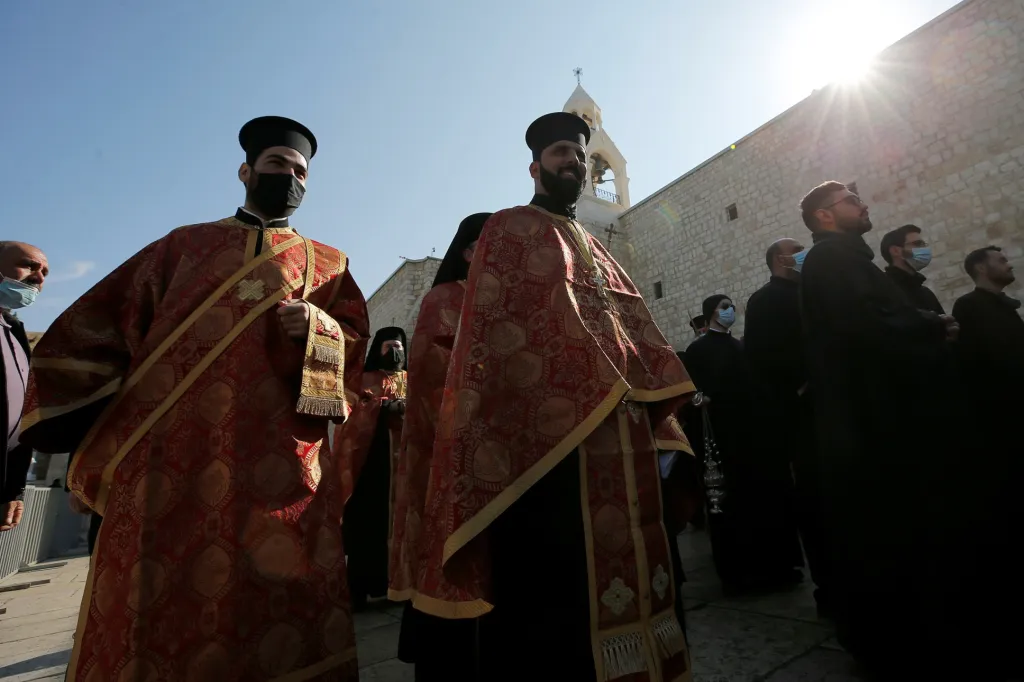 Pravoslavní duchovní se účastní vánočních oslav před kostelem Narození Páně v Betlémě