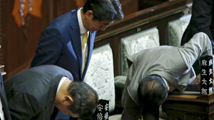 Premiér Šinzó Abe se uklání před poslanci poté, co schválili nové bezpečnostní zákony