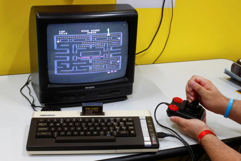 K vyzkoušení ale byly i osvědčené klasiky. Pac-Man byl poprvé uveden v roce 1980 na počítači Commodore 64