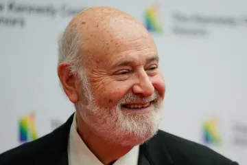 Ze smrti amerického režiséra Roba Reinera je obviněný jeho syn