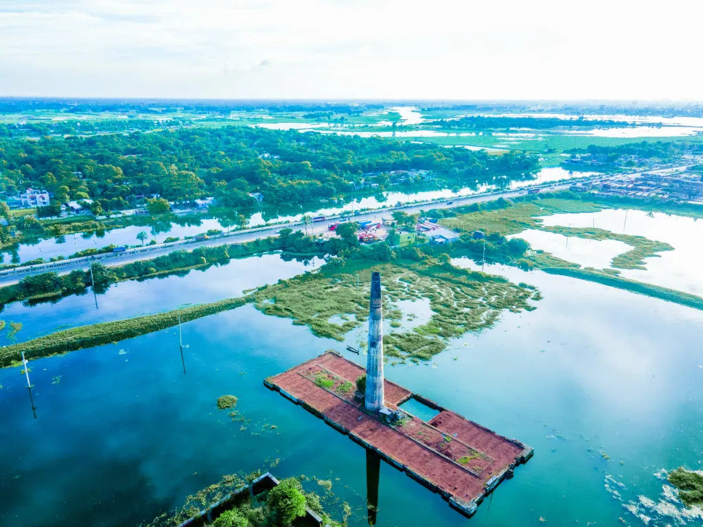 Cihláři z bangladéšského Savaru zachraňují během záplav nevypálené cihly, které by se ve vodě rychle rozpadly