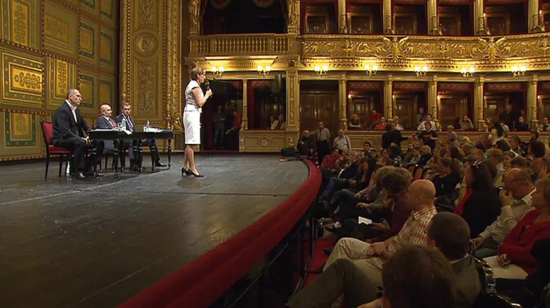 Zástupci ministerstva kultury v čele s ministryní Alenou Hanákovou diskutovali se zaměstnanci Národního divadla o problematice vedení ND 12.9.2012.