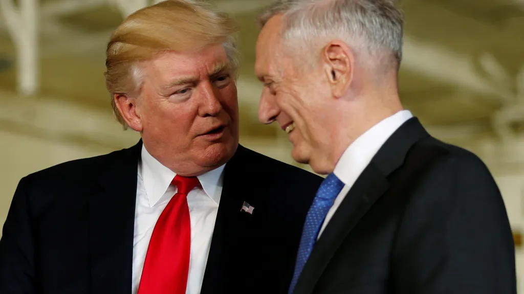 Americký prezident Donald Trump s ministrem obrany Jamesem Mattisem