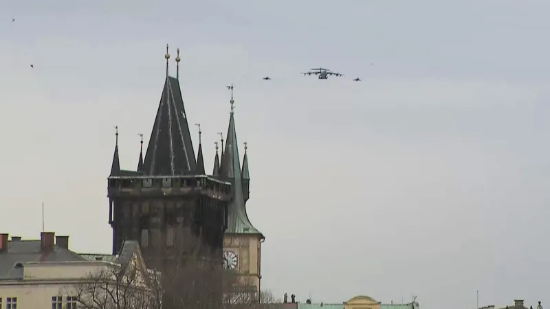 Nad Prahou proletělo pět stíhaček a dopravní airbus u příležitosti 25 let Česka v NATO