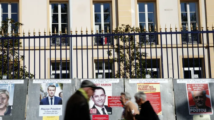 Volební plakáty na jedné z ulic Paříže
