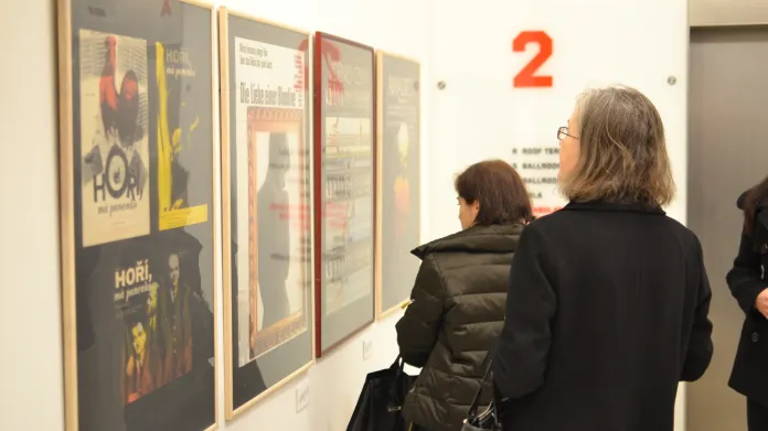 Více než třicet plakátů ke snímkům režiséra Miloše Formana je k vidění v newyorském Českém centru.
