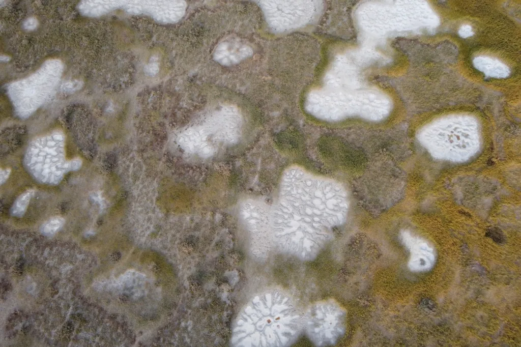 V této oblasti je uloženo více sněhu a ledu než kdekoli na světě, s výjimkou severního a jižního pólu, a právě proto se jí přezdívá třetí pól