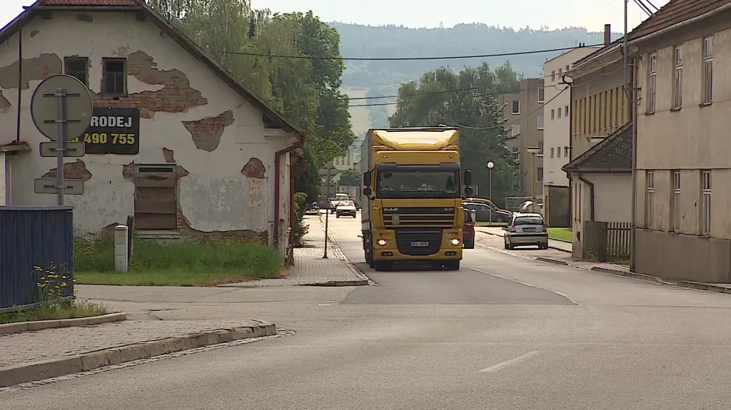 Podle starosty projedou Svitávkou denně desítky kamionů