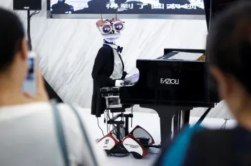 Roboti ve tvaru medúz i vážek se představili v Číně. Vypadají hloupě, ale mají smysl