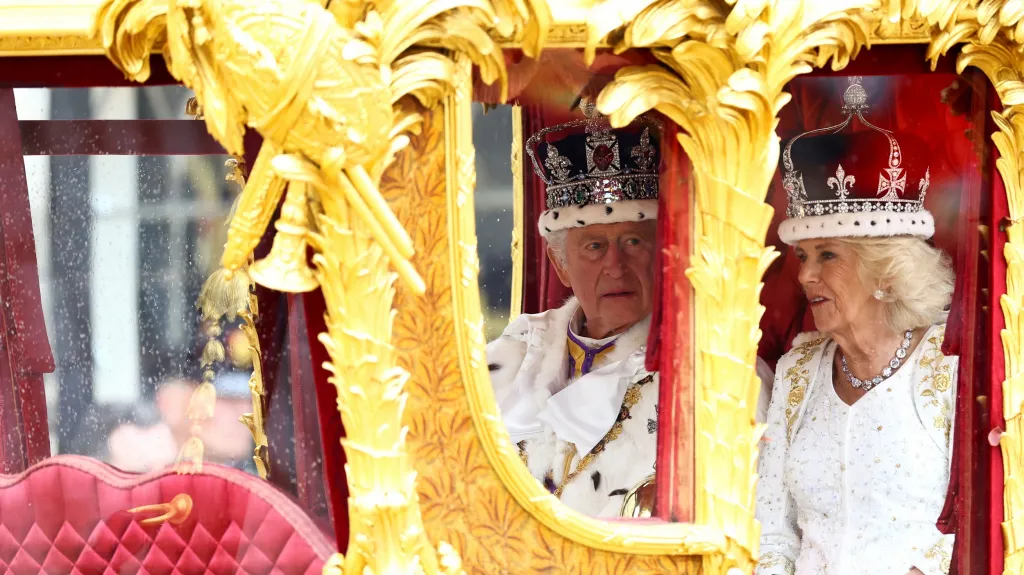 Král Karel III. a královna Camilla míří po korunovaci do Buckinghamského paláce