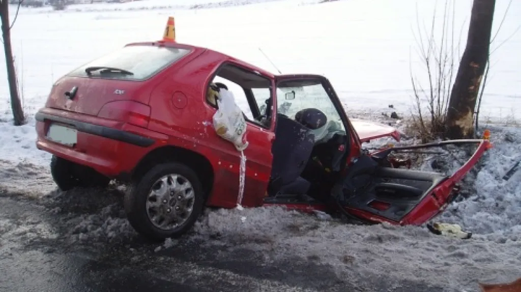 Auto po nárazu do stromu