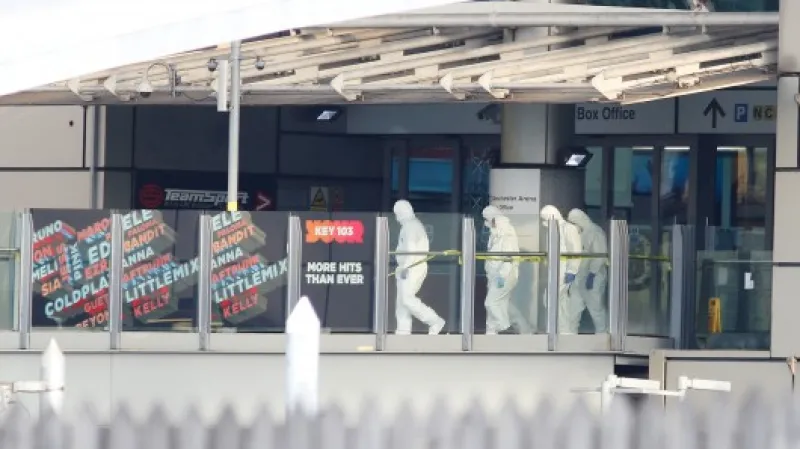 Forenzní vyšetřovatelé prohledávají halu v Manchesteru Zdroj: Reuters