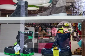 Tržby obchodů loni poprvé za osm let klesly. Nejvíce padaly prodejnám oděvů a obuvi