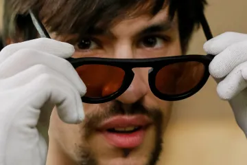 Brýle si osladím o trochu víc. Výrobce z Kyjeva používá na obroučky kávovou sedlinu