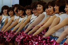 Neříkejte nám babičky. Japonské seniorky mládnou v tanečních kostýmech cheerleaders