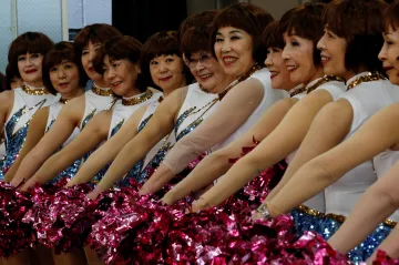 Neříkejte nám babičky. Japonské seniorky mládnou v tanečních kostýmech cheerleaders