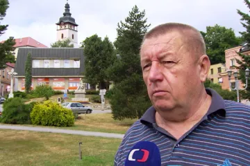 Důchodce napadl starostu jihočeského města nožem a sekyrou