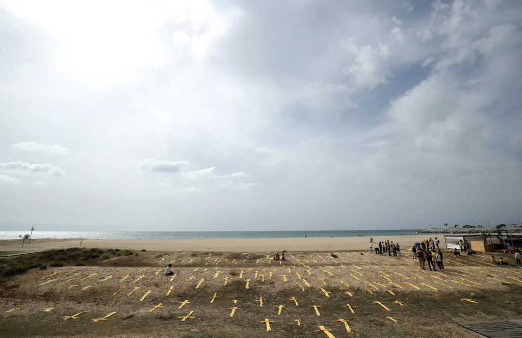 Podporovatelé katalánských separatistů umisťují žluté kříže na pláž Mataro severně od Barcelony jako protest proti uvěznění katalánských politiků.
