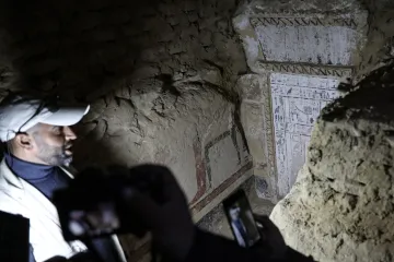Egyptologové v odkryté faraonově hrobce našli možná nejstarší mumii