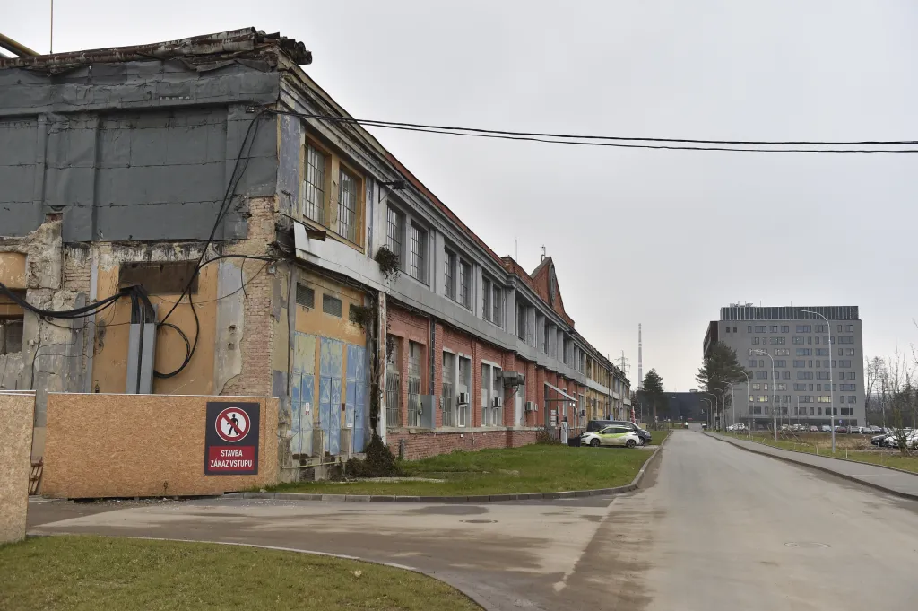 Zároveň developer poskytne pás pozemků podél řeky Svitavy městu, aby se na nich dala vybudovat protipovodňová opatření. Ta mají chránit nejen areál budoucí nové čtvrti, ale i 90 hektarů městské části Židenice