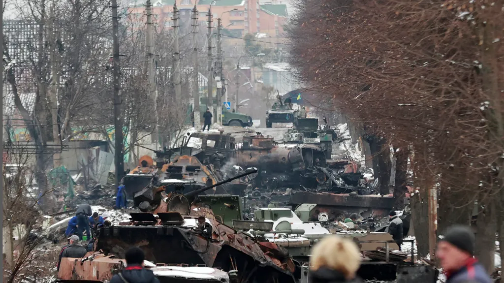 Zničený konvoj ruské vojenské techniky v Buči u Kyjeva