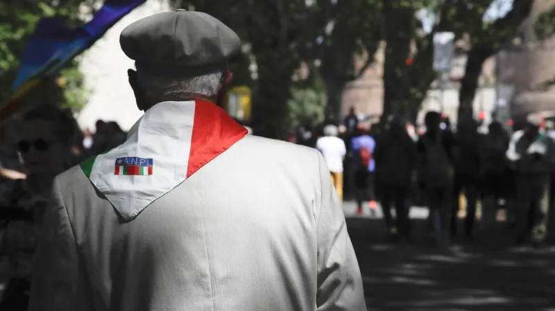 Muž s logem italských partyzánů (ANPI) během oslav Dne osvobození v roce 2019