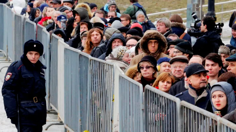 Pohřeb Borise Němcova - truchlící před Sacharovovým centrem