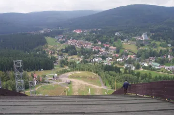 Harrachov rekonstruoval historickou budovu kina. Střechou tam ale zatéká