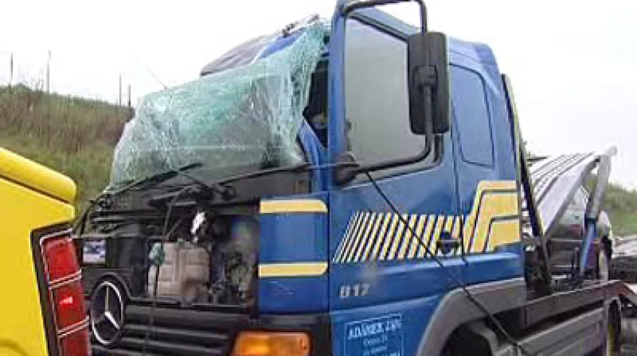 V Opatově u Svitav havaroval kamion s masem, silnice bude zavřena ...