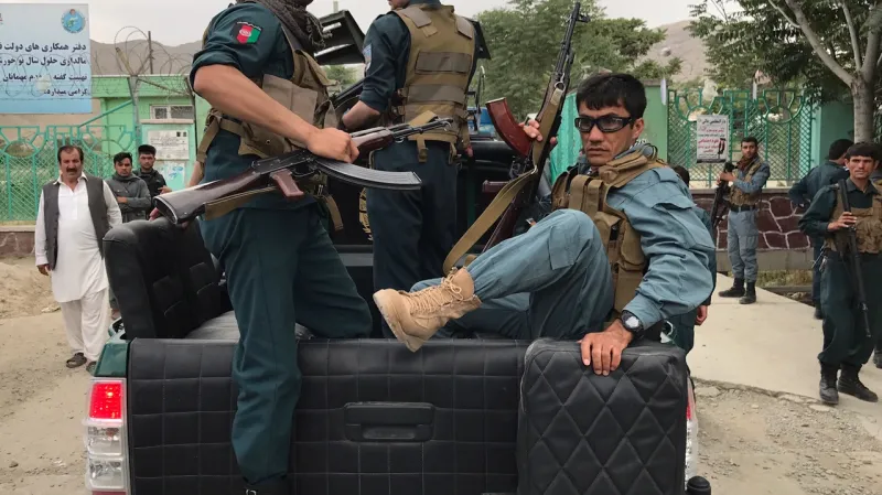 Policisté přijíždějí k místu sobotního výbuchu