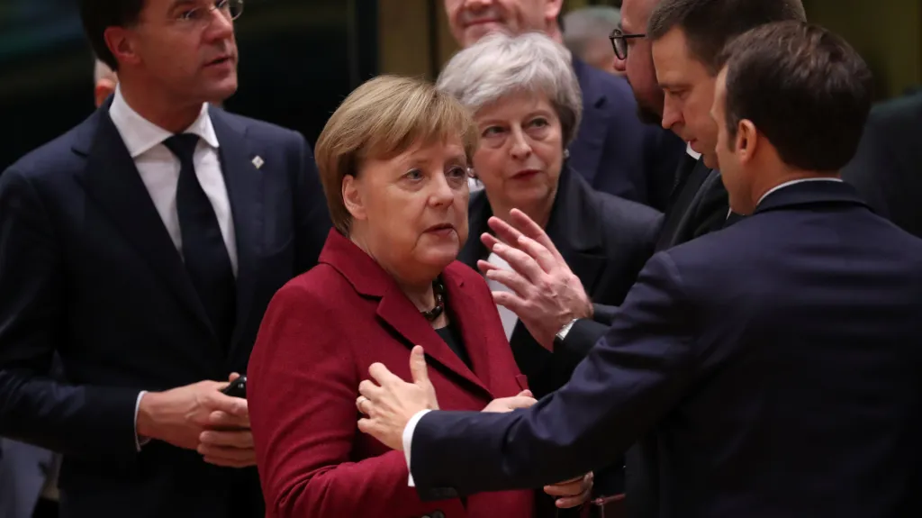 Angela Merkelová a Theresa Mayová během summitu v Bruselu